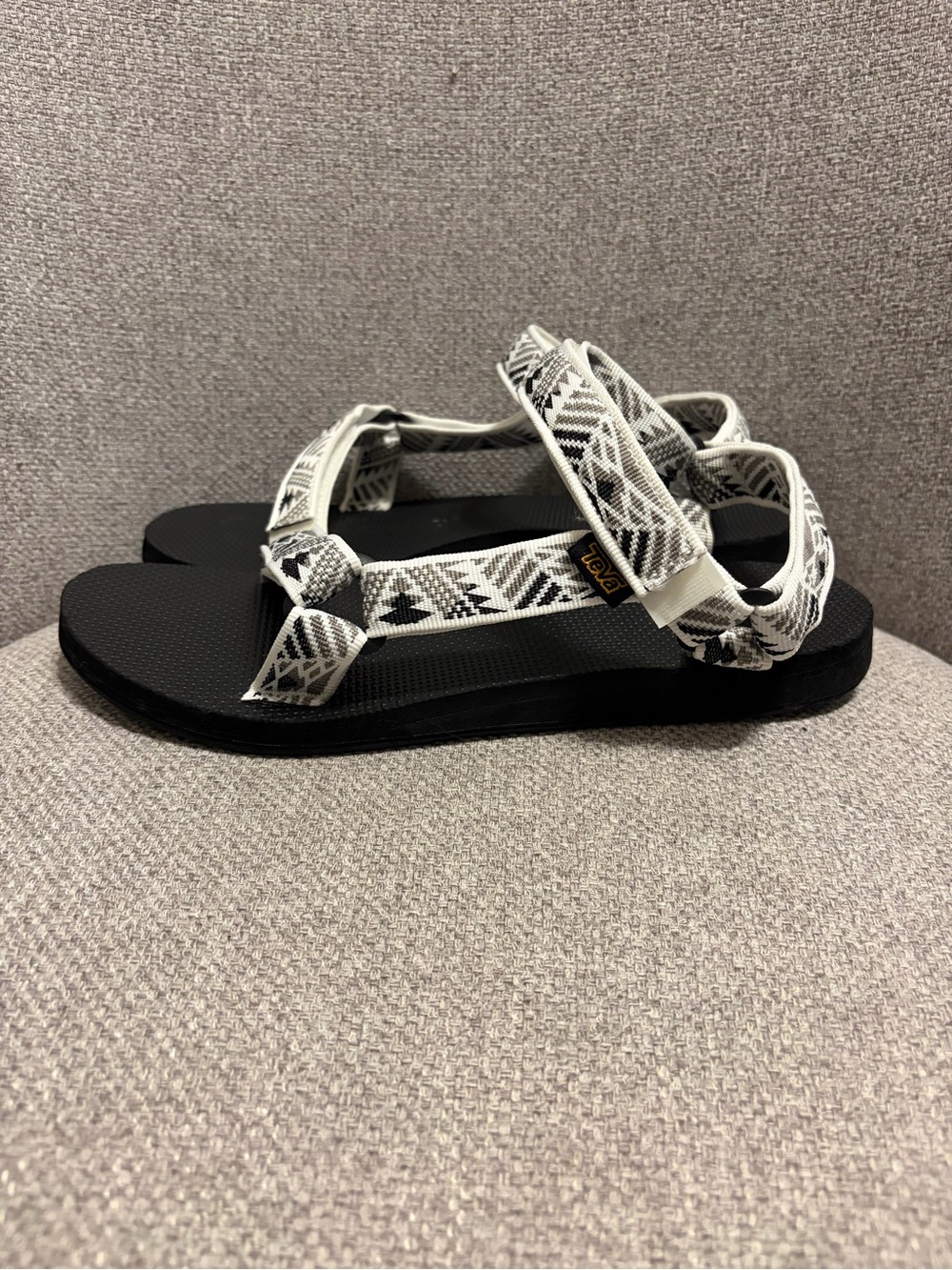 TEVA- Women's size 10 original Universal Sandal in boomerang White/Grey color
